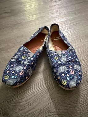 Groove Bags Navy Blue Marine Manatee Print Slip-On Shoes Sz 8W  8 Wide EUC